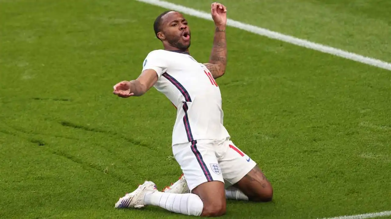 بموافقة المكاتب الهولندية.. ستيرلنج يستلم تصريح العمل والإقامة لإنهاء أزمة ناديه الجديد